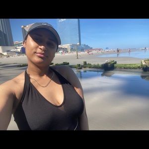 Meet your Posher, Adelfa